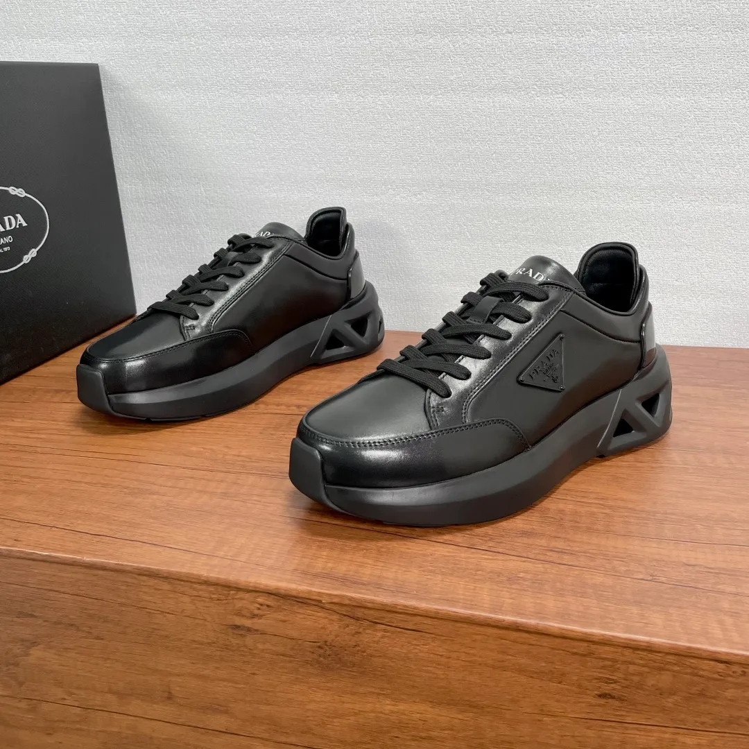 💰780 Code: YS003645 Prada/Prada men's new leather sneakers. This leather sneaker presents a modern version, reinterpreting the brand's archive style with clean lines and smooth details. The shoes are made of imported calf leather, which is fine, soft and resistant to creases. It is decorated with a triangular metal logo on the outside, bright TPU decoration on the heel, and a longer and padded inner heel design, making it more comfortable to wear. The tongue is decorated with a silk-screen logo, and is paired with a hollow rubber sole on the heel. The full cowhide lining comes standard with logo cowhide feet, making the upper foot more comfortable, versatile and durable! Comes with full original packaging! Code number: 39-40-41-42-43-44 Standard leather shoe size (45 can be customized and returns are not supported) Item number: 2EE918 leather black